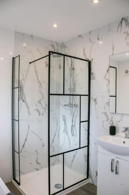 Appartement Stylish Retreat In Leigh-On-Sea à Southend-on-Sea Extérieur photo