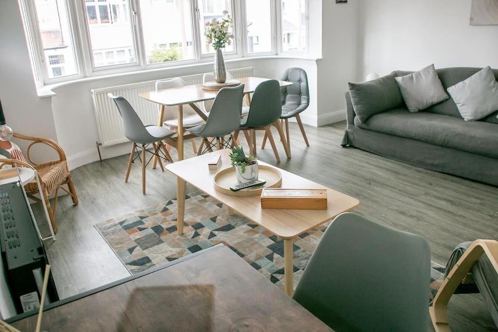 Appartement Stylish Retreat In Leigh-On-Sea à Southend-on-Sea Extérieur photo