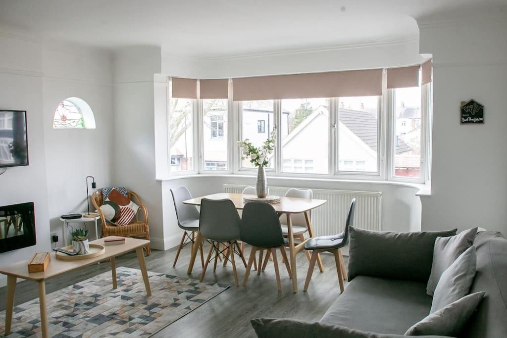 Appartement Stylish Retreat In Leigh-On-Sea à Southend-on-Sea Extérieur photo