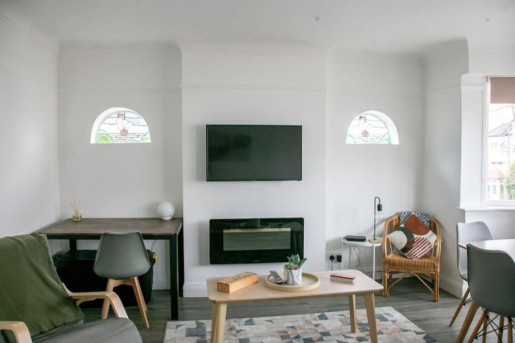 Appartement Stylish Retreat In Leigh-On-Sea à Southend-on-Sea Extérieur photo